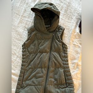 SUPER cute heathered forest green Athleta vest with hood